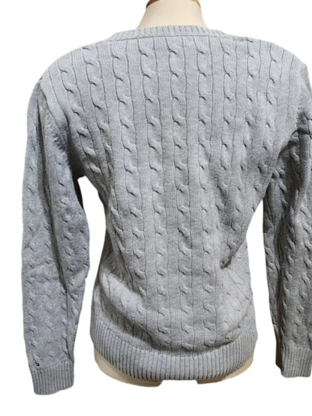 Tommy Hilfiger Womens Gray Cable V-Neck Sweater‎ preppy classic. Fits L tag XL